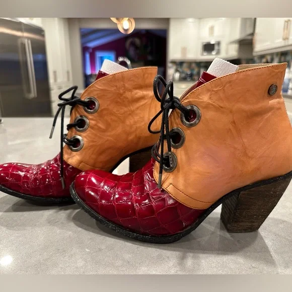 Grotesque booties - Picture 2 of 11